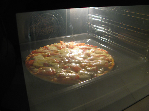 Сколько по времени печь пиццу в духовке. Пицца домашняя в духовке. Пицца в электрической духовке. Запекание пиццы. Готовая пицца в духовке.