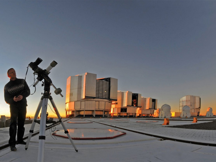 Автор проекта на фоне VLT - очень большого телескопа в Чили