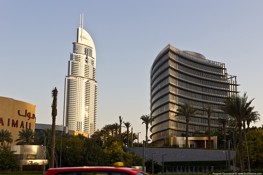 Дубай - Район около небоскрёба  Бурж Халифа