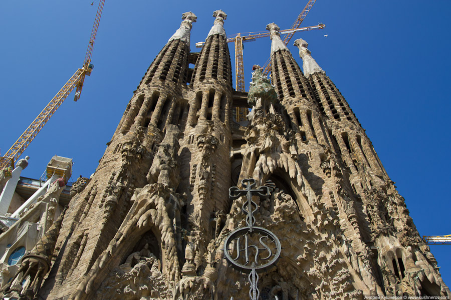 sagrada_familia_facade_of_christmas1