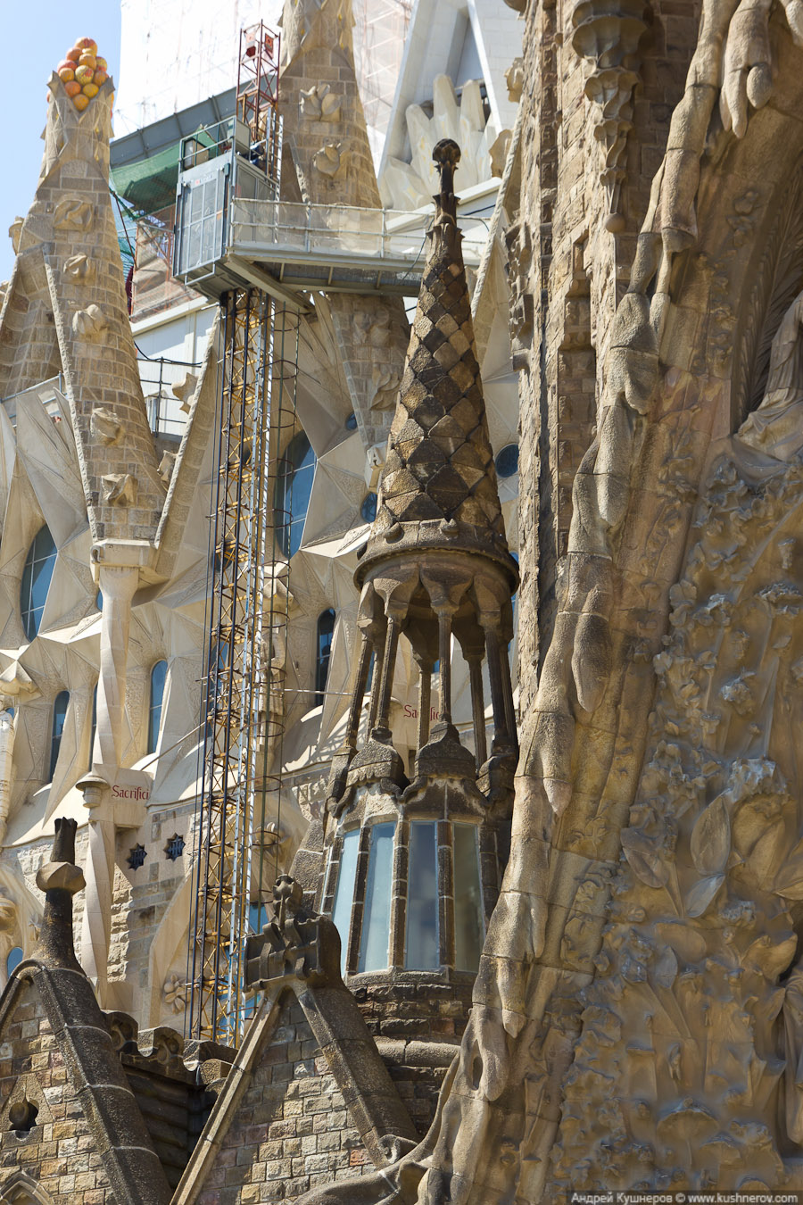 sagrada_familia_facade_of_christmas9