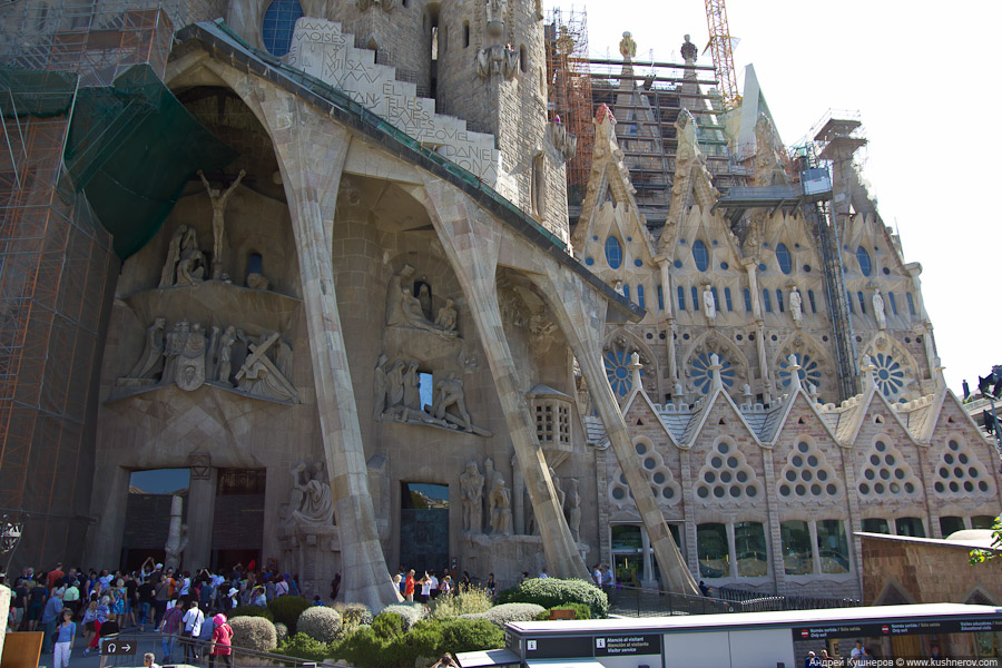 sagrada_familia_facade_of_passions1