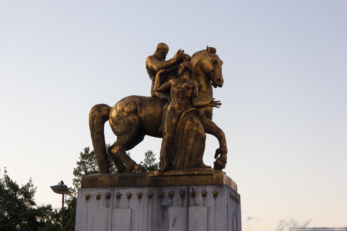 Вашингтон, округ Колумбия. Статуя на мосту Арглингтонского мемориала